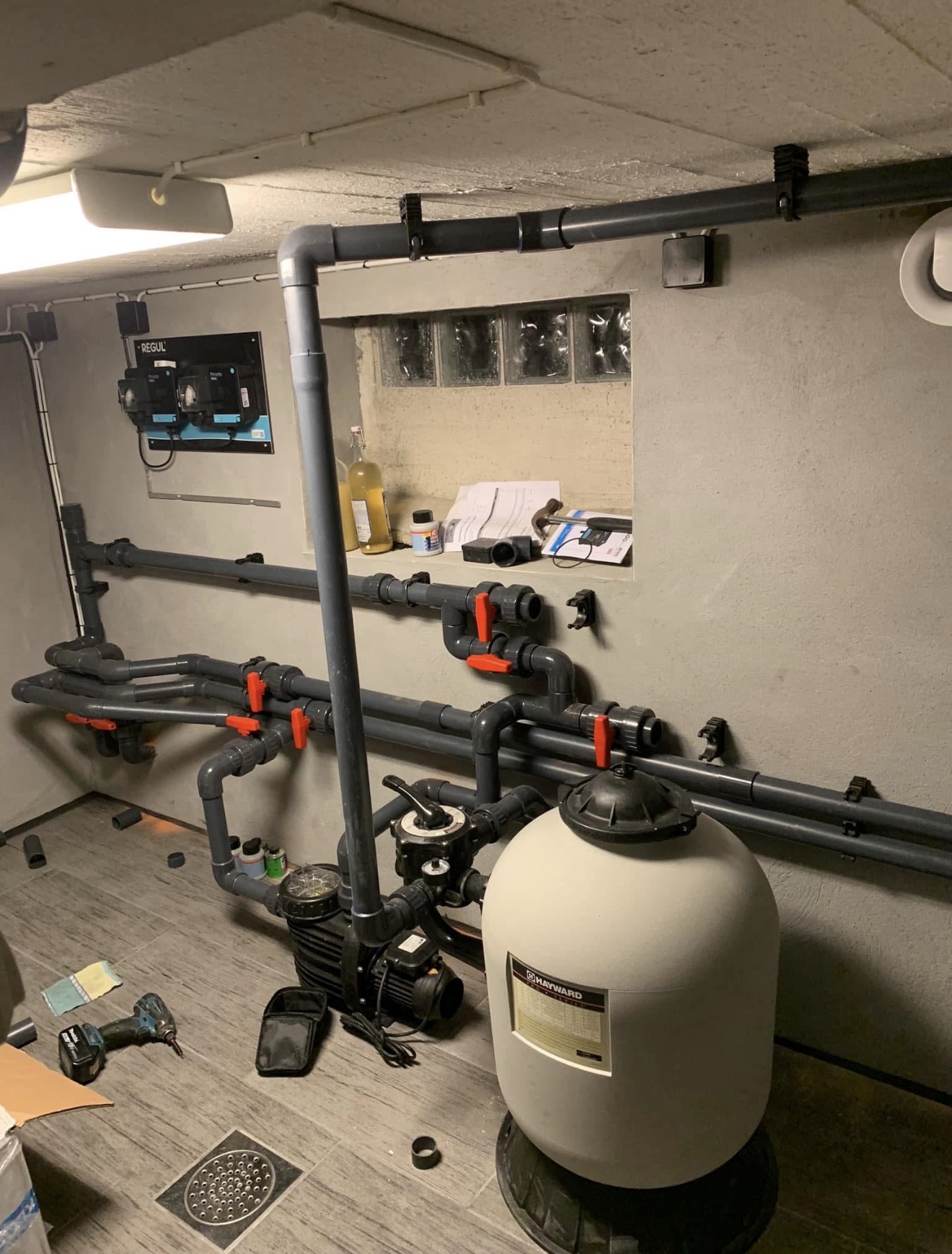 Teknikrum för pool med rörsystem, pump, filter och automatisk dosering
